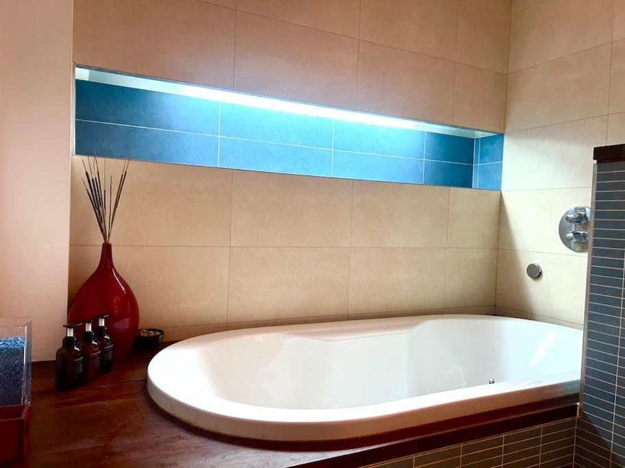 Down Town Spacious Duplex With Private Parking & Game Room Bruxelas Exterior foto